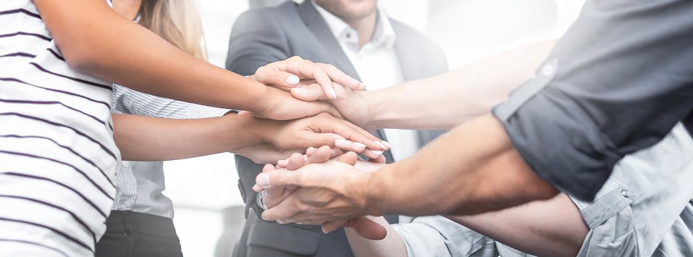 Personen halten ihre Hände nach vorne zusammen