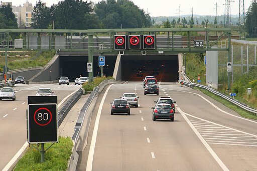 Autos fahren in einen Tunnel hinein 