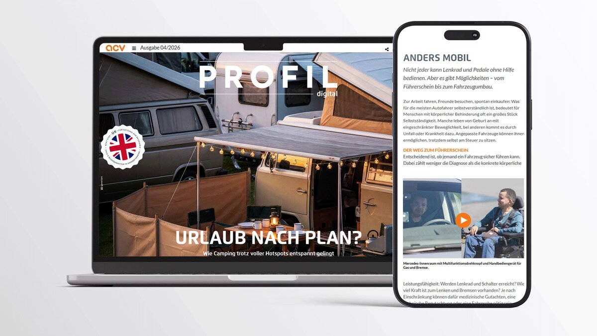 Auf einem Laptop ist eine Camping-Szene mit einem Zelt und einem Wohnmobil zu sehen; daneben zeigt ein Smartphone deutschen Text und ein Standbild aus einem Video, auf dem eine Frau am Steuer sitzt, um für flexible Urlaubsmöglichkeiten zu werben.