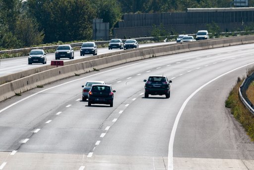 Langsames Fahrzeug auf der mittleren Spur einer Autobahn