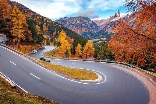 Auto fährt kurvige Bergstraße hoch