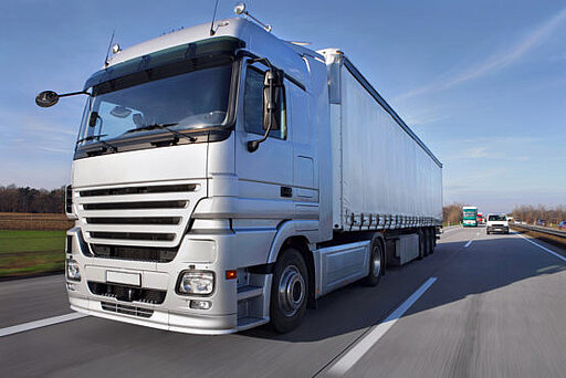 weißer LKW auf einer Straße