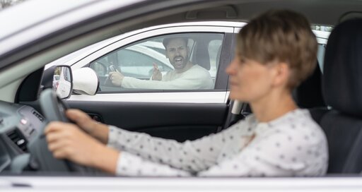 Aggressive Situation zwischen Autofahrern im Straßenverkehr.