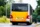 Bus fährt auf einer Straße