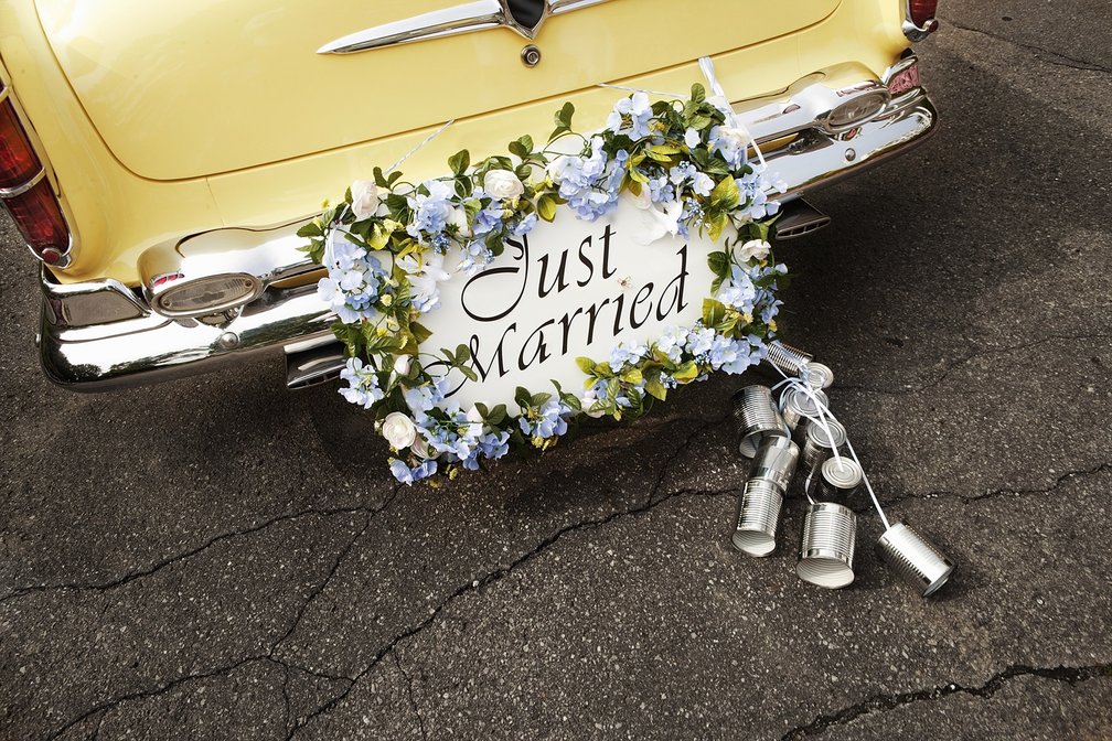 Hochzeitsauto mit 'Just Married'-Schild und Blechdosen – Beispiel für traditionellen Autoschmuck und mögliche Lärmbelästigung laut Verkehrsrecht