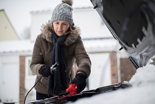 Starthilfe-Ratgeber im Winter: Auto-Batterie leidet unter