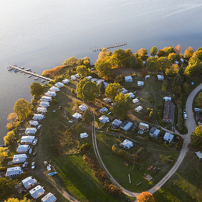 Campingplatz an einem gewässer aus der vogelperspektive