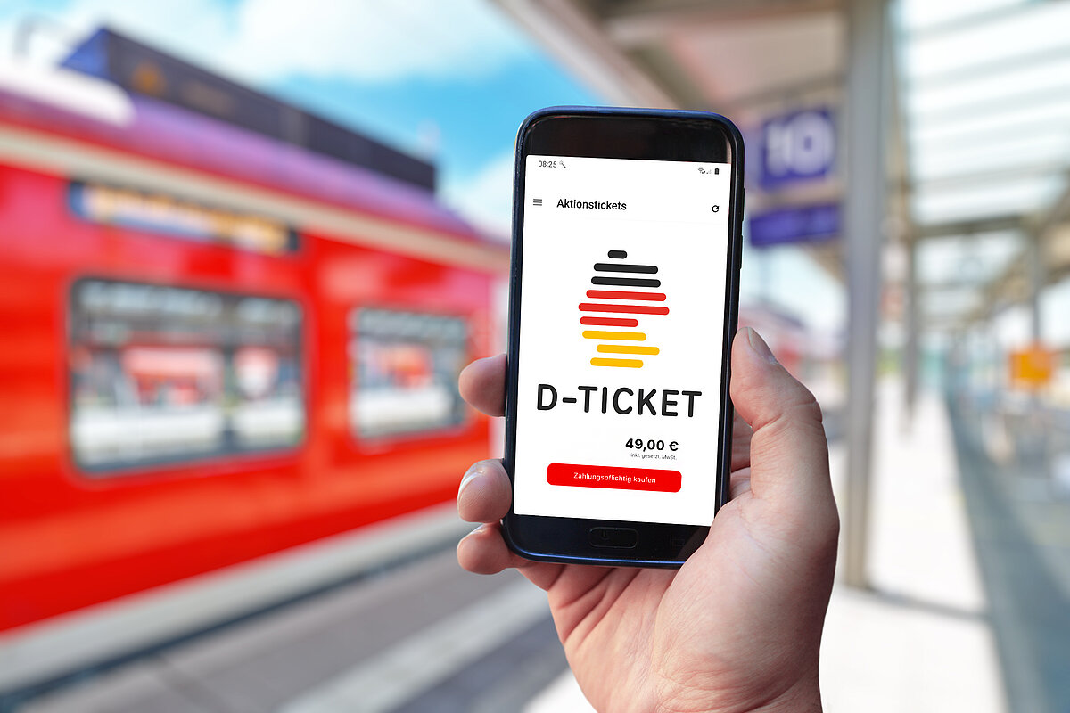 hand hält smartphone auf dem die app zum deutschlandticket geöffnet ist