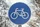 Ein blaues, rundes Schild mit einem weißen Fahrradsymbol, das einen ausgewiesenen Fahrradstreifen oder -weg kennzeichnet.