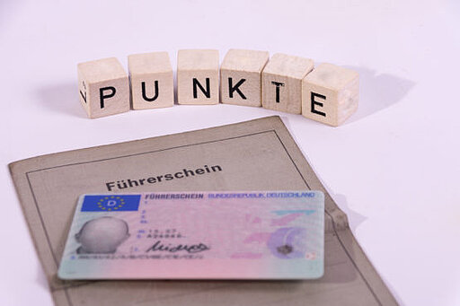 Zu sehen ist ein Führerschein und das Wort Punkte daneben