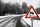 Verkehrsschild warnt vor Kurve vor Rutschgefahr