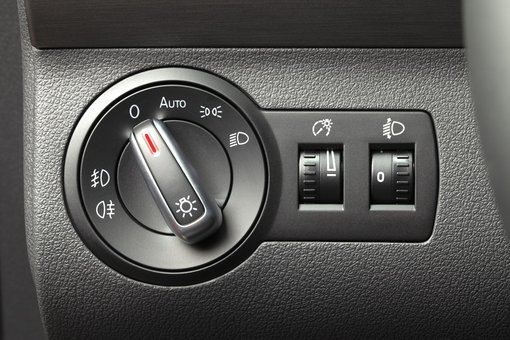 Das Bild zeigt einen Drehschalter in einem Auto zur Steuerung der Fahrzeugbeleuchtung. Die Auswahl steht beim Tagesfahrlicht aus 0, da es automatisch bei Starten des Motors angeschaltet wird.
