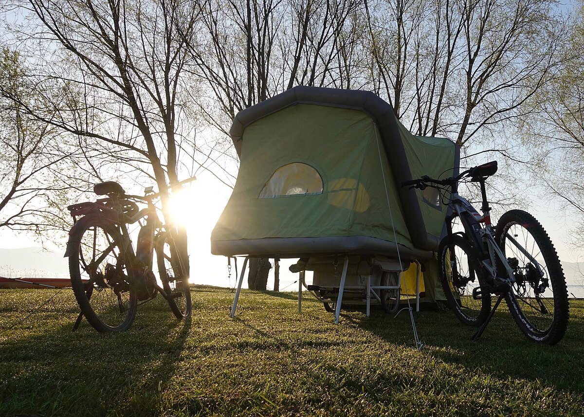 Ein grüner Microcaravan für das Fahrrad