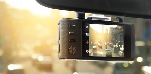 Im Auto befestigte Dashcam filmt den Verkehr während einer Autofahrt.