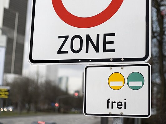 Straßenschild Umweltzone mit Zusatzschild für gelbe und grüne Plakette in Deutschland
