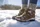 Person trägt Winterschuhe und steht im Schnee