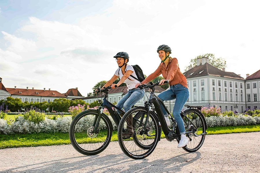 Zwei Personen fahren mit Fahrrädern nebeneinander