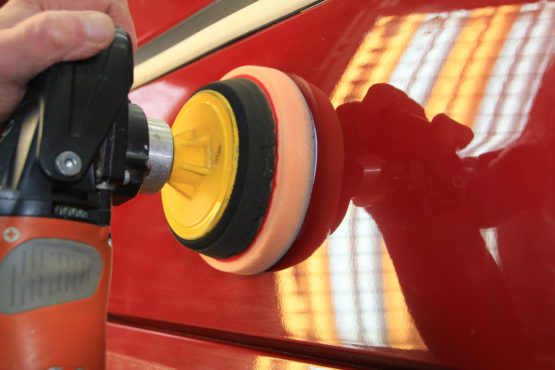 Rotes Auto wird poliert