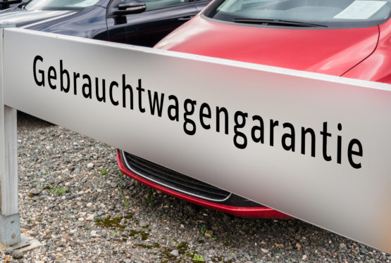Schild mit der Aufschrift Gebrauchtwagengarantie