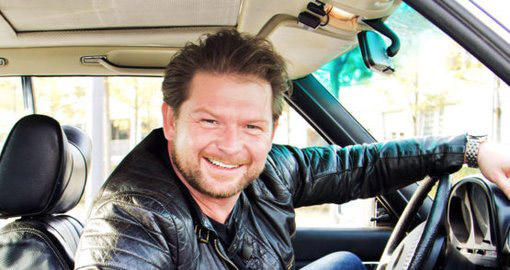 Gebrauchtwagenexperte Det Mueller im Auto