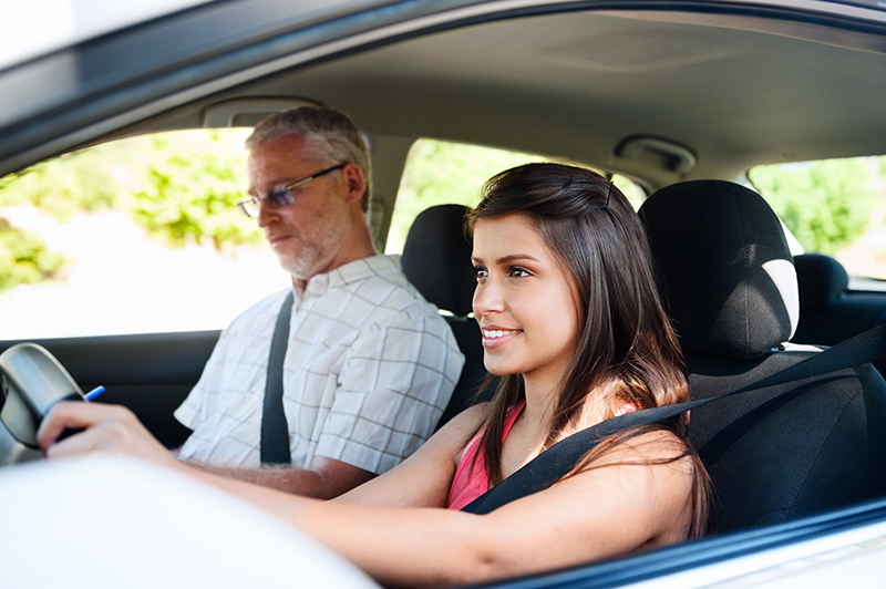 Fahrlehrer sitz neben Fahrschülerin im Auto