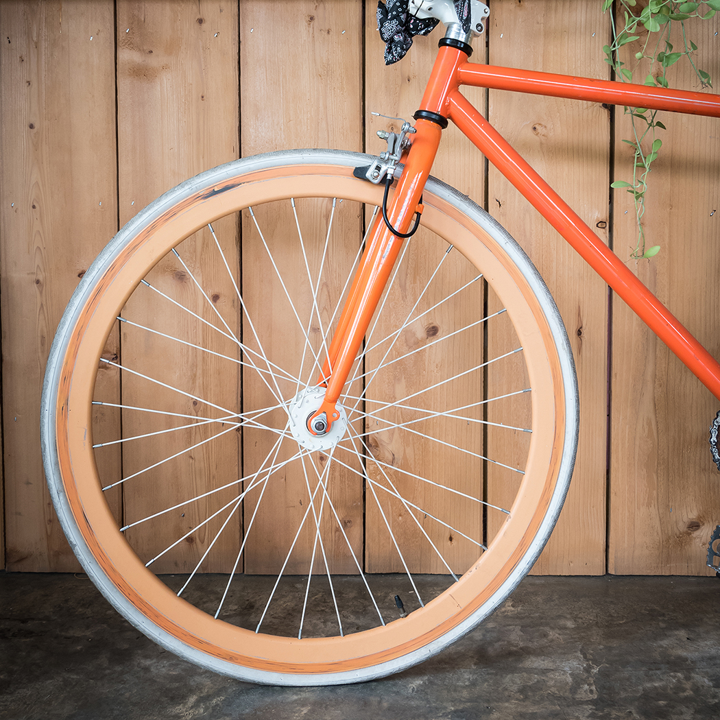 Reifen eines orangenen Fahrrads