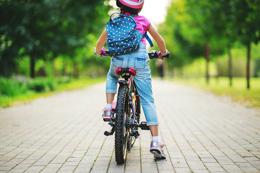 Kind sitzt auf einem Fahrrad