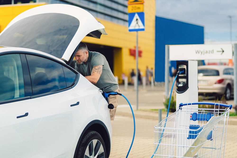 E-Auto wird auf einem Parkplatz geladen