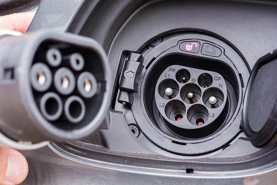 Offener Tankdeckel eines E-Autos