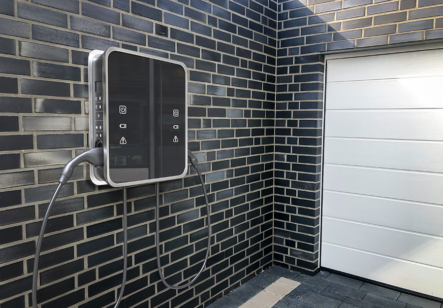 Wallbox an einer Hauswand