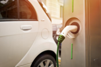 Elektroauto wird getankt
