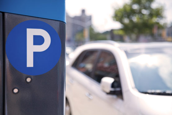 Auto steht vor einer Parkuhr