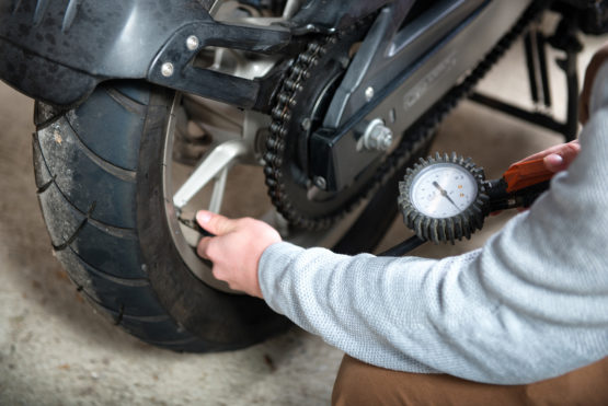 Reifendruck Kontrolle an einem Motorrad