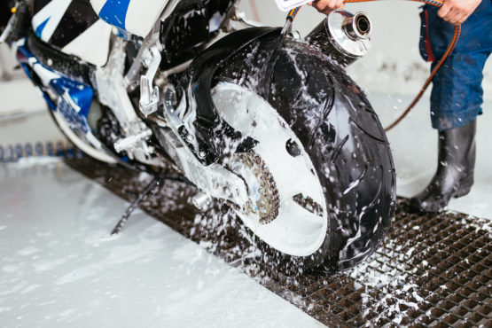 Motorrad wird gewaschen