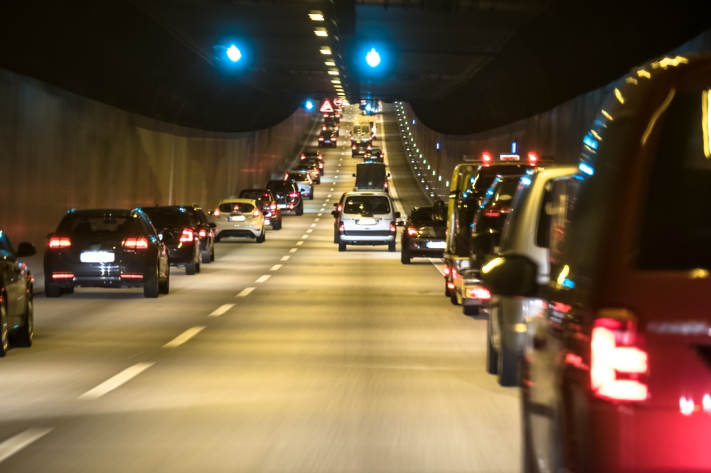 Autos fahren durch einen Tunnel