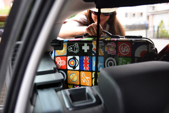 Im Kofferraum eines Autos  sind Koffer verstaut