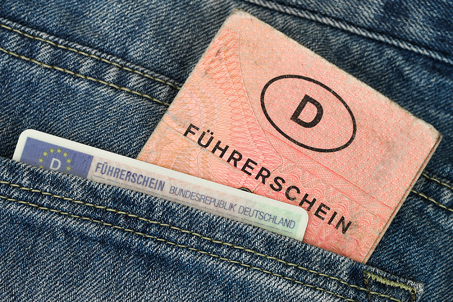 Alter und neuer Führerschein in einer Hosentasche