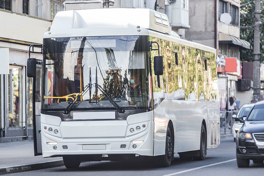Ein Bus steht an einer Haltestelle
