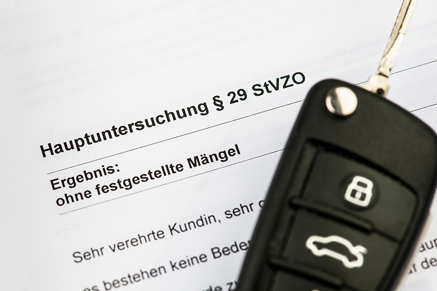 Autoschlüssel liegt auf einem Schreiben