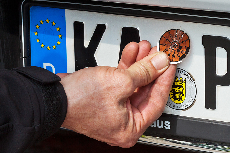 TÜV Plakette wird abgerissen