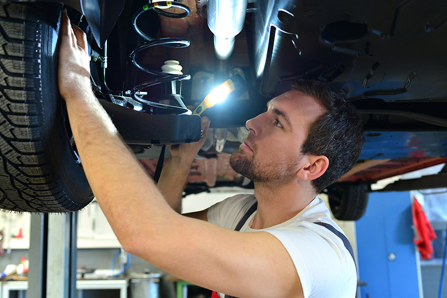 Mechaniker prüft ein Auto in einer Werkstatt