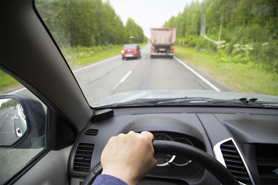 Innenaufnahme eines Autos, dass auf der rechten Spur hiner einem LKW fährt