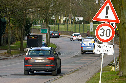 Autos fahren in eine Kurve