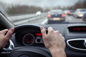 Eine Innenaufnahme durch die Windschutzscheibe eines Autos