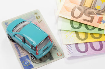 Ein Führerschein und Euro scheine daneben