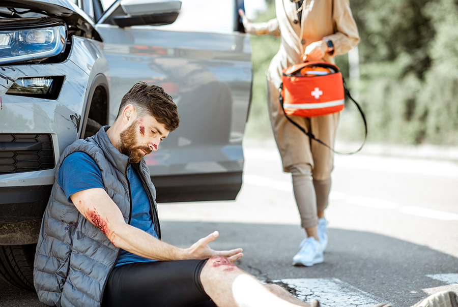 Eine Frau holt ihren Verbandskasten, um einen Verletzten zu helfen