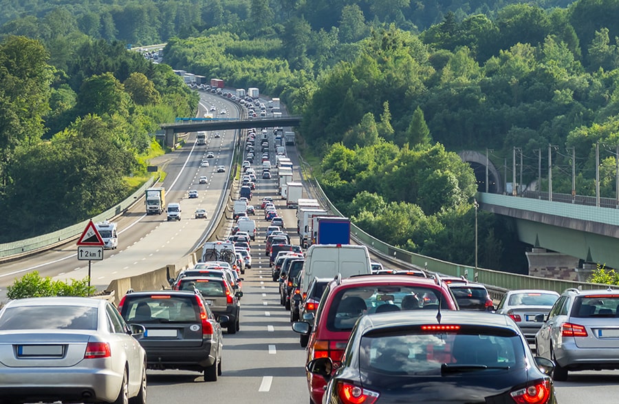 Autos stehen im Stau