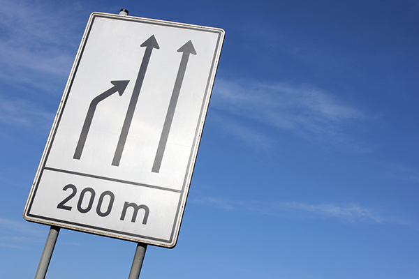 Verkehrsschild zeigt an, dass eine Fahrspur wegfällt