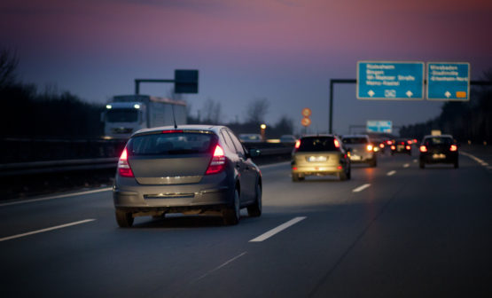 Autos fahren bei Nacht auf einer Autobahn