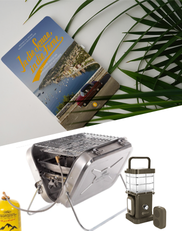Eine Collage zum Thema Camping mit einer Postkarte auf Palmenblättern, einem tragbaren Grill, einem Gaskanister, einer Campinglaterne und einer Fernbedienung auf weißem Hintergrund.